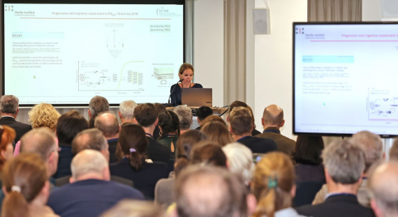 Prof. Dr. Kathrin Brockmann bei einem Vortrag auf dem DPG Kongress 2025